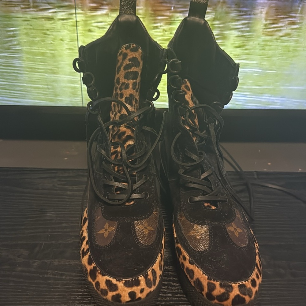Louis Vuitton
Lauréate leather biker boots - Picture 2 of 8